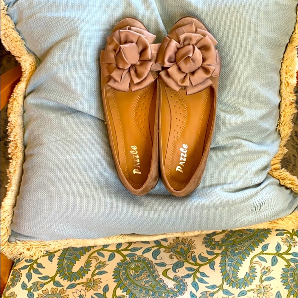 😍 Pazzle Bow Embellished Tan Flats 😍